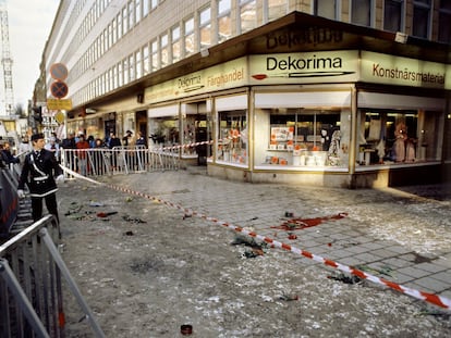 Esquina donde el primer ministro Olof Palme fue asesinado en Estocolmo, en una imagen del día siguiente al crimen.