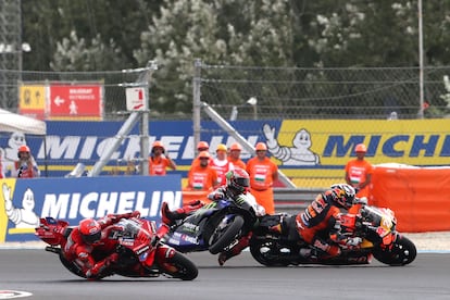 Fabio Quartararo embiste a Enea Bastianini durante la carrera de este sábado en Hungría, un día antes de su accidente este domingo.