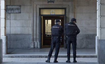Agentes de la Policía Nacional en las cercanías de los juzgados de Sevilla.