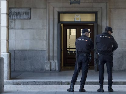 Agentes de la Policía Nacional en las cercanías de los juzgados de Sevilla.