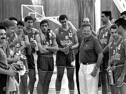 Antonio Díaz Miguel, rodeado de los jugadores de España en los Juegos Olímpicos de Barcelona 92.