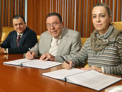 Castedo y Garrig&oacute;s firmando el convenio para alquilar la C&aacute;mara de Alicante.