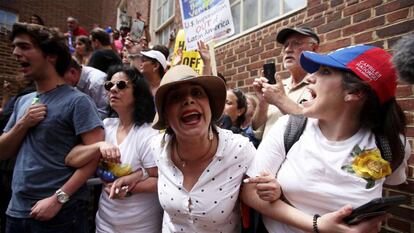 Venezolanos a favor de Juan Guaidó bloquean una entrada de la Embajada de Venezuela en Washington.