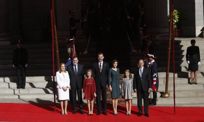 Los Reyes Felipe y Leticia, las infantas Leonor y Sofia, el presidente del gobierno, Mariano Rajoy, la presidenta del Congreso, Ana Pastor, y el presidente del Senado, Pío Garcia Escudero, posan en las escalinatas del Congreso.