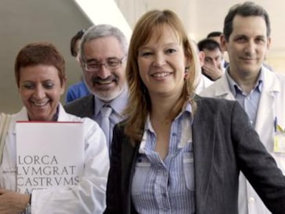 La ministra de Sanidad, Leire Pajín, acompañada por el gerente del Hospital Universitario Virgen de la Arrixaca, Manuel Alcántara.