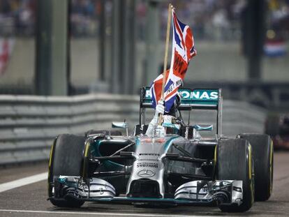 Hamilton alza la bandera brit&aacute;nica en Abu Dabi tras proclamarse campe&oacute;n del mundo.