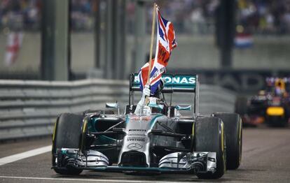 Hamilton alza la bandera brit&aacute;nica en Abu Dabi tras proclamarse campe&oacute;n del mundo.