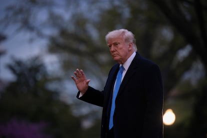 Donald Trump, este domingo al regresar a la Casa Blanca.