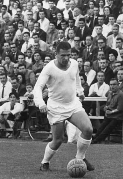 Madrid, 1 de enero de 1966. El veterano jugador del Real Madrid Ferenc Puskas, de 39 años, en uno de sus últimos partidos con la camiseta blanca.