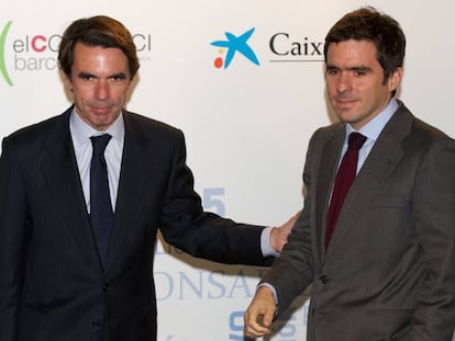 El expresidente José María Aznar y su hijo mayor en 2013 en un evento en Madrid.