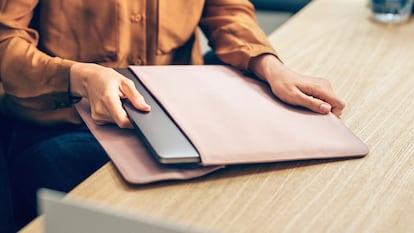 Cuentan con diseños elegantes y sobrios, perfectos para llevar el portátil a la oficina. GETTY IMAGES.