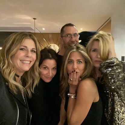 Desde que Jennifer Aniston se abrió un perfil en Instagram, no ha parado de compartir sus mejores momentos con sus seguidores, que ya superan los 22 millones. Y en muchos de ellos, se encuentra rodeada de otras celebridades. En esta ocasión, estuvo con las también actrices Laura Dern y Rita Wilson.