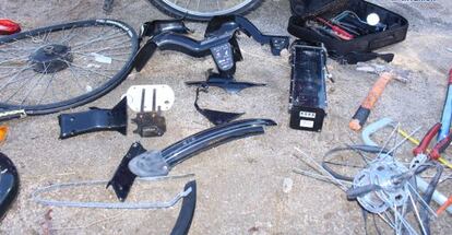 Piezas de una bici de BiciMad decomisadas por la policía.