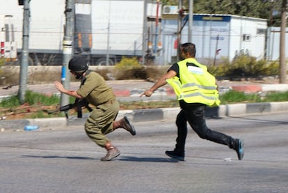 Un palestino, disfrazado de reportero, persigue a un soldado israelí en Hebrón el pasado 16 de octubre. Su intención era apuñalarlo, cosa que consiguió antes de ser abatido a tiros. El soldado resultó herido. En 2015 hubo varios casos de apuñalamientos indiscriminados de israelíes a manos de palestinos. | <a href=http://internacional.elpais.com/internacional/2015/10/12/actualidad/1444641134_954763.html target=”blank”>IR A LA NOTICIA</a>