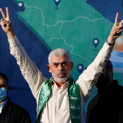 FILE PHOTO: Hamas Gaza Chief Yehya Al-Sinwar gestures during an anti-Israel rally in Gaza City, May 24, 2021. REUTERS/Mohammed Salem/File Photo