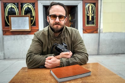 El fotógrafo Manuel Naranjo Martell con un ejemplar de su libro '2016' en Madrid.