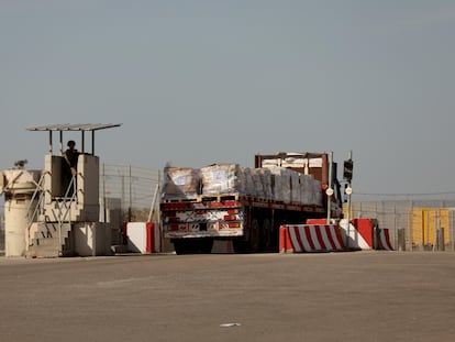 Un camión de ayuda destinada a Gaza espera para ser inspeccionado en el paso fronterizo de Kerem Shalom, entre Israel y el sur de la Franja.