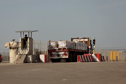 Un camión de ayuda destinada a Gaza espera para ser inspeccionado en el paso fronterizo de Kerem Shalom, entre Israel y el sur de la Franja.