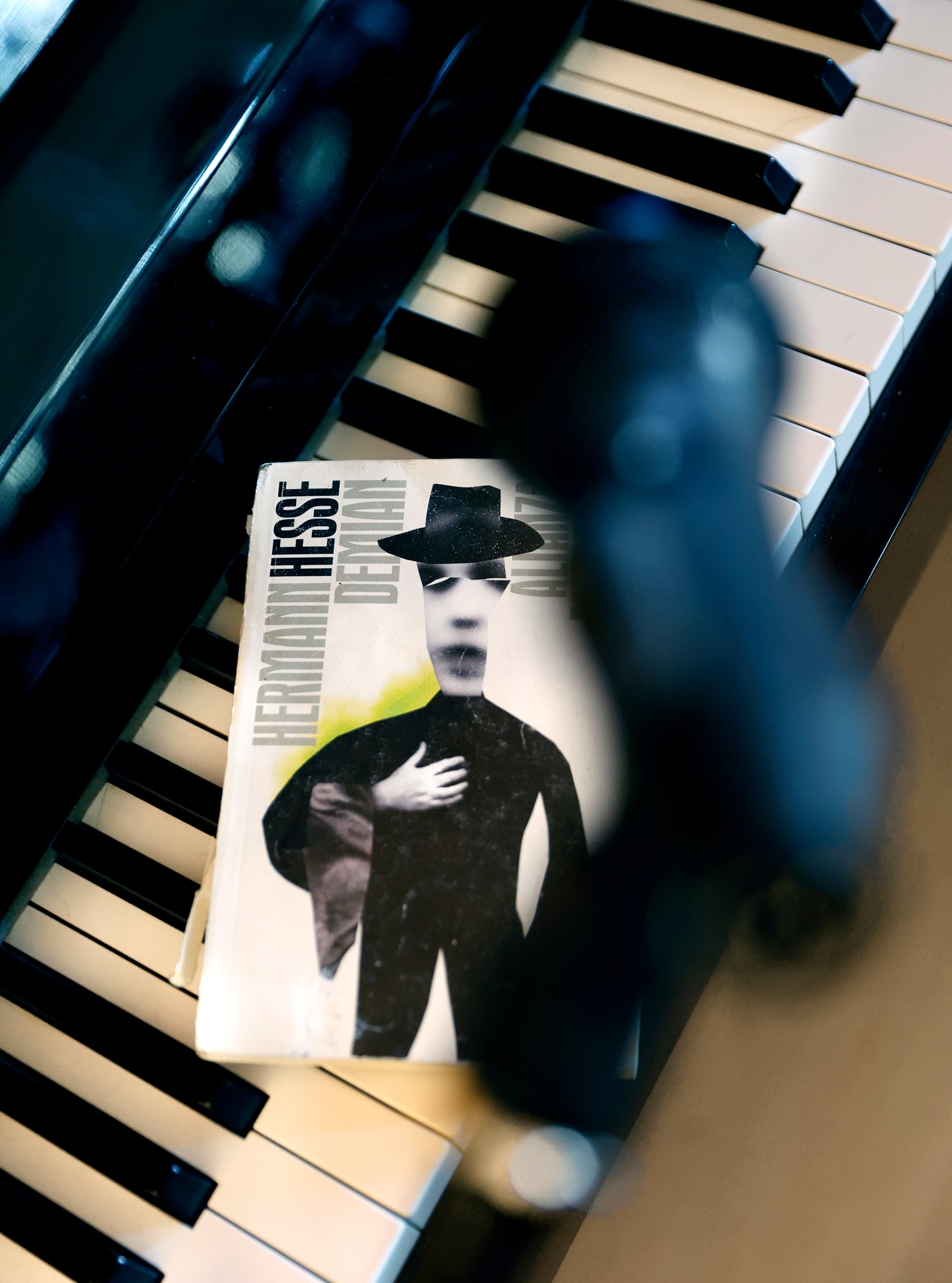 Un ejemplar de 'Demian' sobre un piano de Planell.