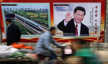 Varias personas pasan delante de un cartel del presidente chino, Xi Jinping, en Pekín, el pasado 26 de octubre.