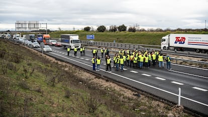 Un grupo de agricultores cortan el tráfico de la autovía A-42 a la altura de Illescas (Toledo), el 9 de febrero. 