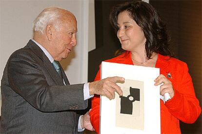 Polanco entrega el galardón a la mejor labor informativa a Rosana Lanero en el Círculo de Bellas Artes de Madrid.
