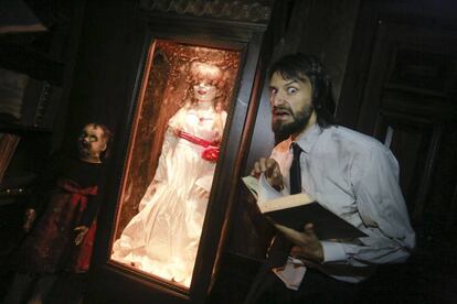Un actor en el Pasaje del Terror del Parque de Atracciones junto a la muñeca Annabelle.