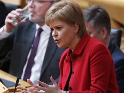A ministra-chefe escocesa, Nicola Sturgeon, durante o debate no Parlamento escocês nesta terça.
