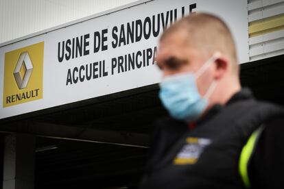 Un trabajador de la planta de Renault en Sandouville, en el noroeste de Francia