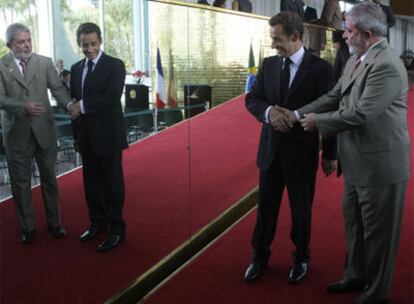 Luiz Inácio Lula da Silva bromea con Nicolas Sarkozy ante un espejo ayer en Brasilia.