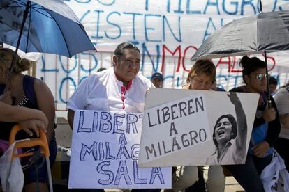 Manifestantes protestam por Milagro Sala.