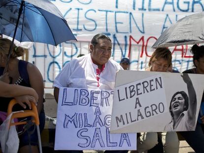 Manifestantes protestam por Milagro Sala.