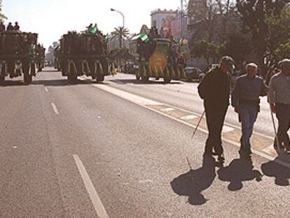 Un grupo de cosechadoras, durante el corte de tráfico de ayer en la avenida de La Palmera.