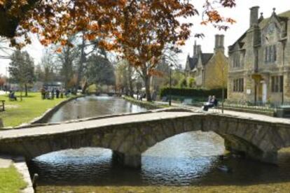 Un puente en Bourton-on-the-water, en los Cotswolds (Inglaterra).