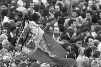 Un simpatizante ondea una bandera del Partido Comunista de España con una foto de Dolores Ibarruri, 'Pasionaria', a la salida del féretro con los restos de la dirigente comunista de la sede del partido en Madrid. Fue foto de portada el 17 de noviembre de 1989.