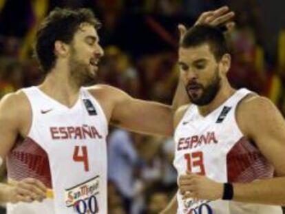 Pau y Marc Gasol, en un partido con España.