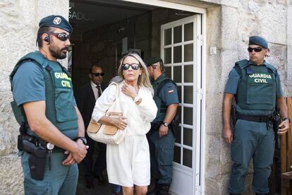 Marina Castaño ante los juzgados de Padrón tras declarar como investigada en julio de 2016.