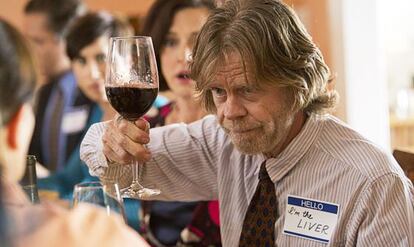 William H. Macy brinda, sabe dios por qué, en un capítulo de la serie 'Shameless'.