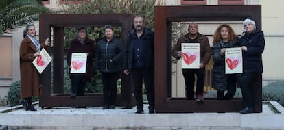Voluntarios del proyecto Barrios por los Buenos Tratos y Puntos violeta, fotografiados en el Área de Participación Ciudadana de Madrid. De izquierda a derecha, Marisa Díaz, Amparo Lozano, María Antonia Maeso, Jaime de Mingo, Freddy Silva, Rosa Parreño y Marisa Macías.