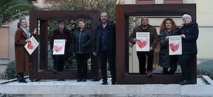 Voluntarios del proyecto Barrios por los Buenos Tratos y Puntos violeta, fotografiados en el Área de Participación Ciudadana de Madrid. De izquierda a derecha, Marisa Díaz, Amparo Lozano, María Antonia Maeso, Jaime de Mingo, Freddy Silva, Rosa Parreño y Marisa Macías. 