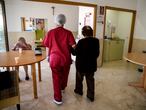 DVD994 (18/04/2020) Una empleada ayuda a una se–ora mayor a sentarse en la Residencia de ancianos Santa Mar’a de Montecarmelo en Madrid.