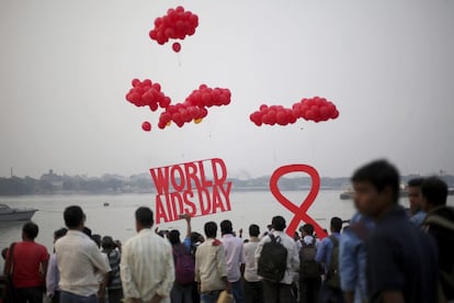 Activistas participan en una campaña de concienciación sobre el virus del sida, en la víspera del Día Mundial de la lucha contra esa enfermedad, junto al río Ganges en Calcuta (India).