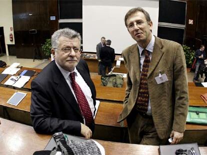 Fernando Briones (izquierda) y Eugenio Coronado, en la Universidad Complutense (Madrid).