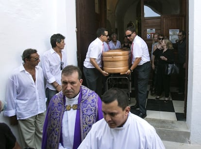 El féretro de Ángel Nieto es transportado durante la celebración de su funeral. 