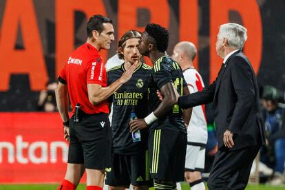 Ancelotti aparta a Vinicius tras ser amonestado.