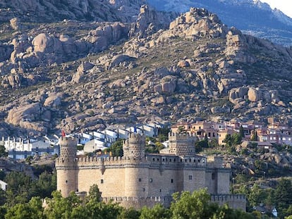 La Pedriza junto al castillo de Manzanares el Real y el embalse.