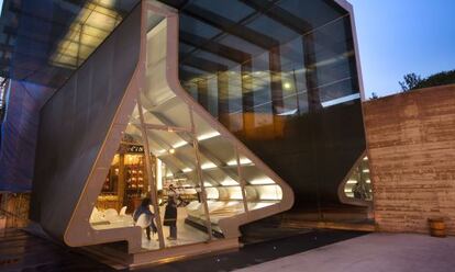 Tienda de vinos de la bodega L&oacute;pez de Heredia, proyectada por Zaha Hadid. 