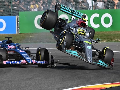 El Mercedes de Lewis Hamilton vuela por encima del Alpine de Fernando Alonso este domingo en el GP de Bélgica.