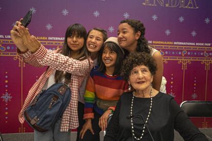 La escritora mexicana Margo Glantz se toma una fotografía con un grupo de adolescentes que acudieron a una de sus presentaciones.