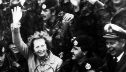 Margaret Thatcher visita a las tropas brit&aacute;nicas en las islas Malvinas durante la guerra con Argentina.